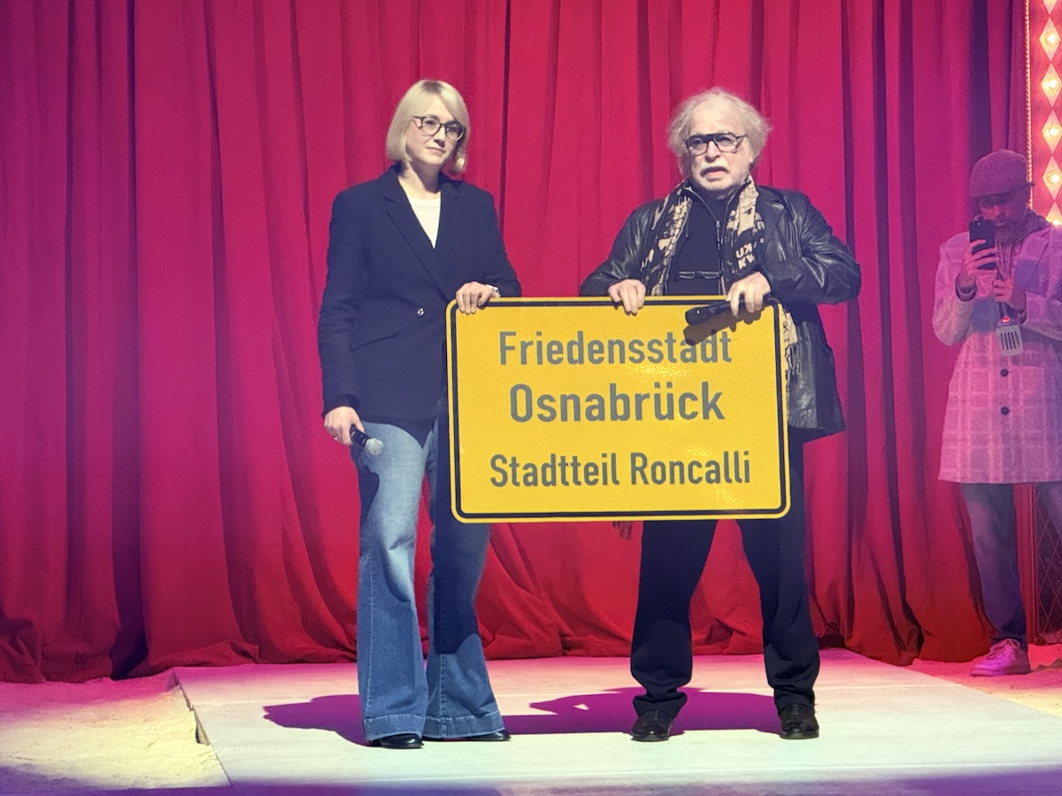 Roncalli Weihnachtscircus begeistert bei Premiere in Osnabrück Oberbürgermeisterin Katharina Pötter und Roncalli-Gründer Bernhard Paul mit dem Ortsschild für den "Stadtteil Roncalli"