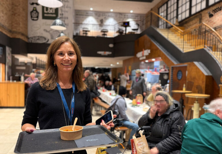 Heike Dreier von L&T bedient bei der 'Markttafel"