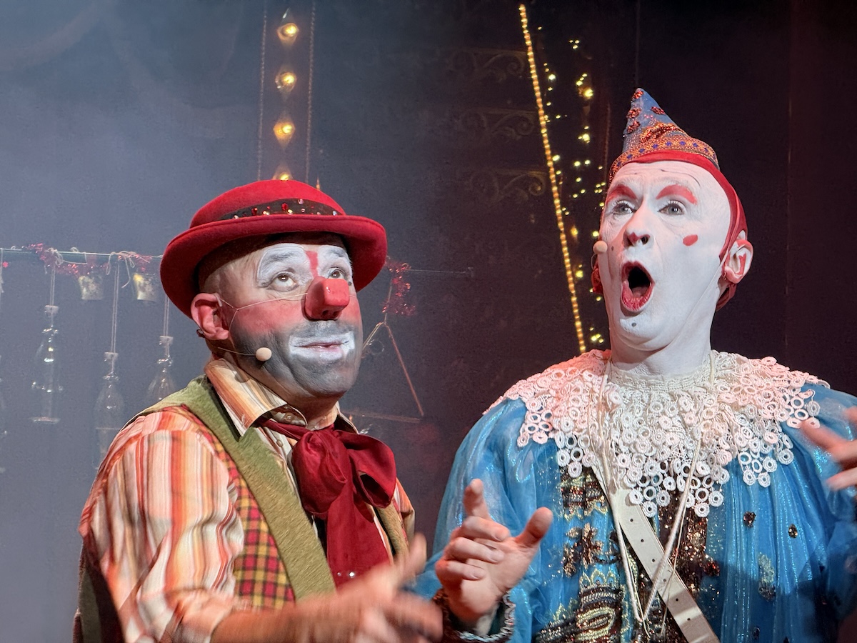 Roncalli Weihnachtscircus begeistert bei Premiere in Osnabrück Clown "Oriol" und Weißclown Gensi" im Roncalli Weihnachtscircus 2025