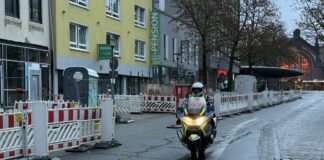 Polizeimotorrad in der Möserstraße