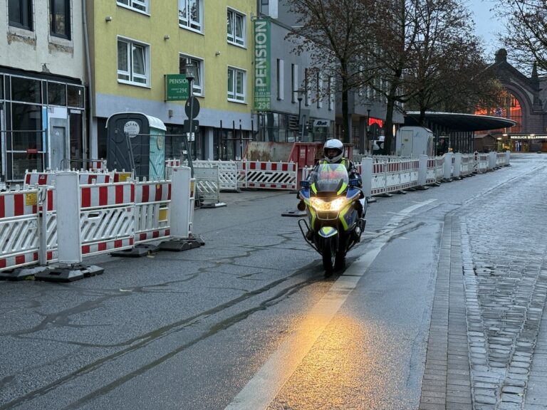 Polizeimotorrad in der Möserstraße