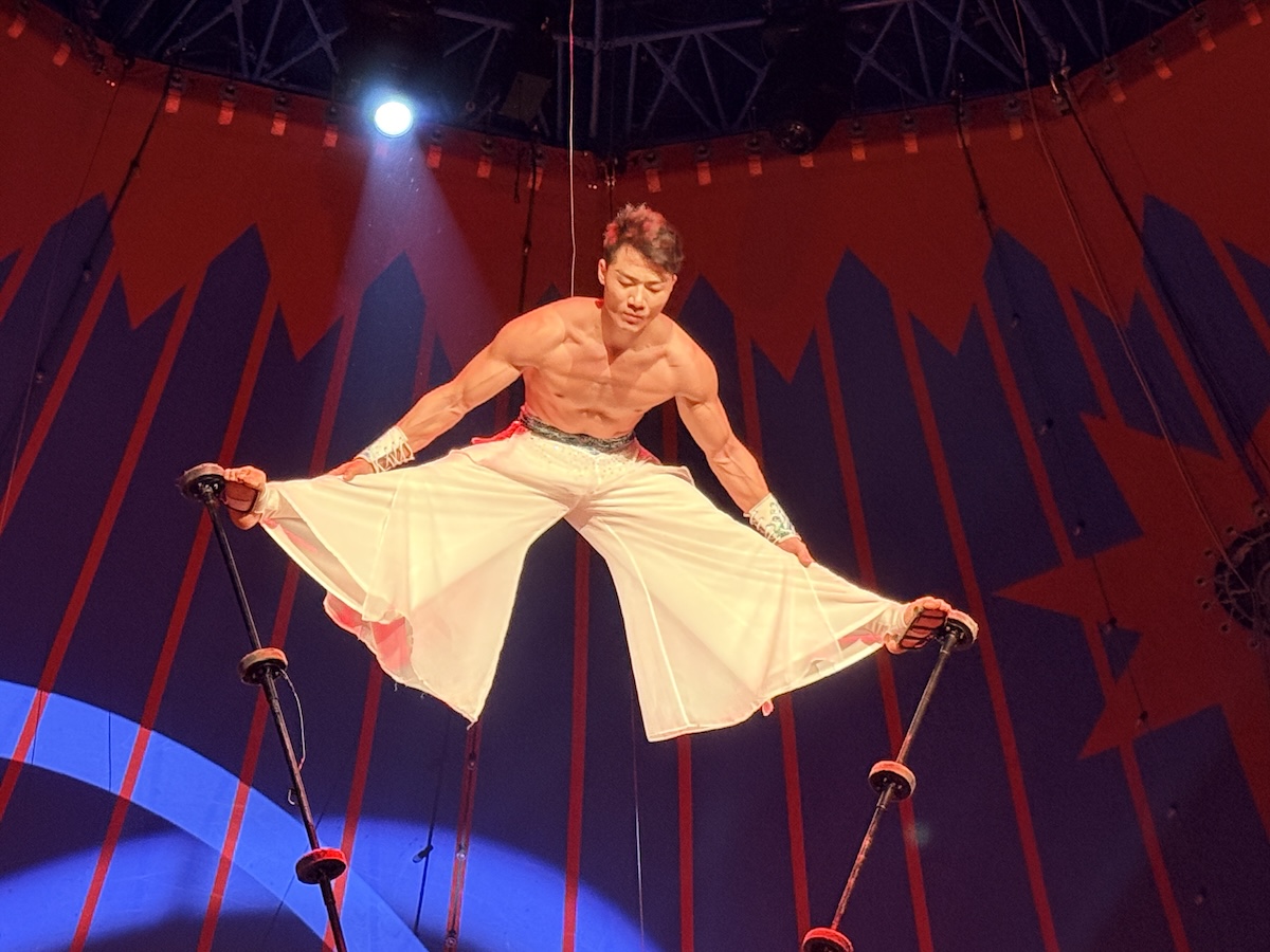 Roncalli Weihnachtscircus begeistert bei Premiere in Osnabrück Der chinesische Ausnahmeartist Zhenyu Li zeigt seine außergewöhnliche Equilibristik-Darbietung auf zwei schwankenden Stäbchen-Türmen, den sogenannten „High Crutches“