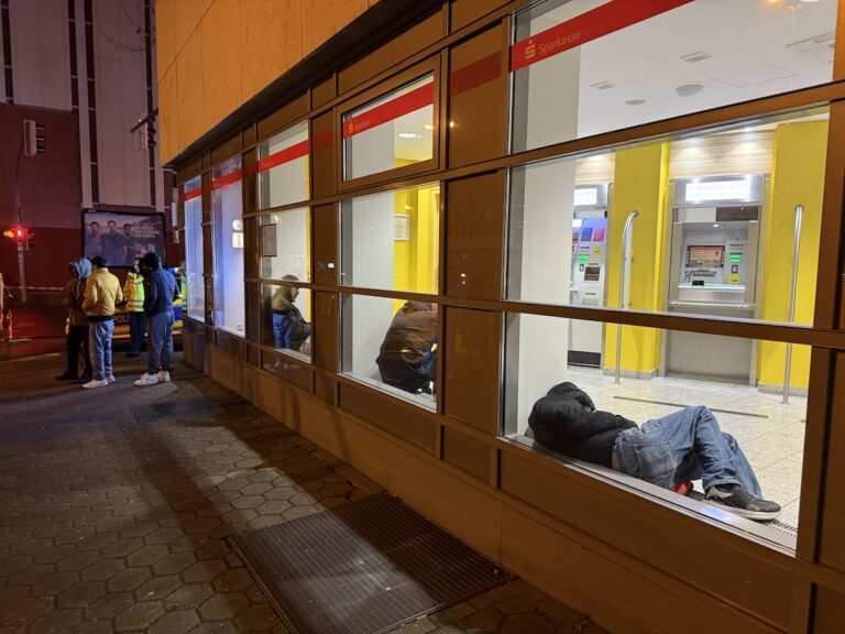 Warten auf dase Ende der Evakuierung in der Sparkasse Osnabrück
