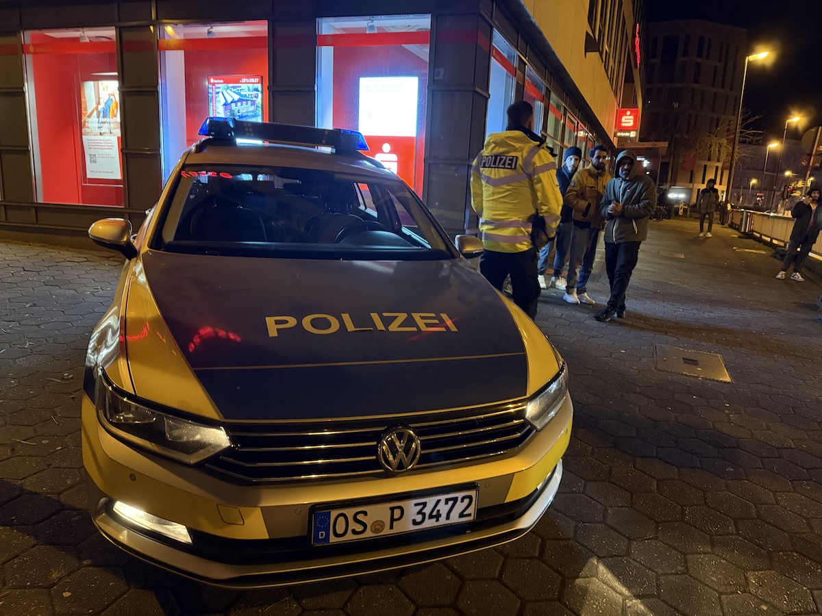 Die an der Kreuzung zur Möserstraße vor der Sparkasse eingesetzten Beamten werden immer wieder gefragt, wann die Evakuierung denn endlich vorbei ist.