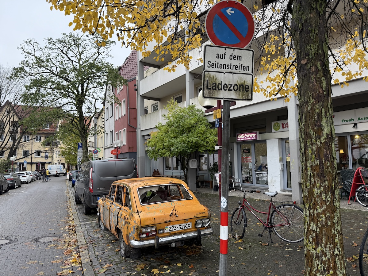 Das Mahnmal von Volker-Johannes Trieb steht aktuell in der Ladezone in der Bierstraße, schon bald an einem anderen Standort in der Osnabrücker Innenstadt.