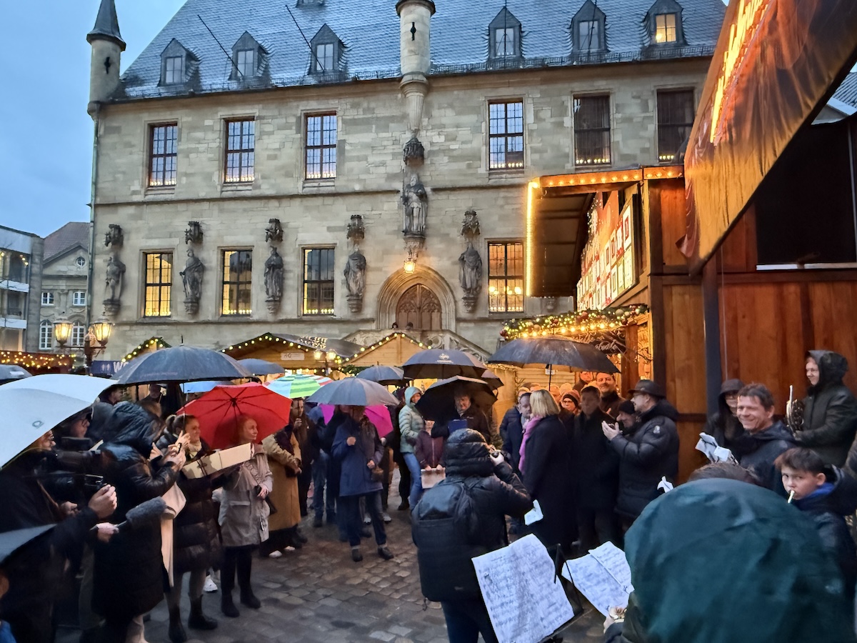 Regenschirme prägten die Eröffnung des Weihnachtsmarkts 2024