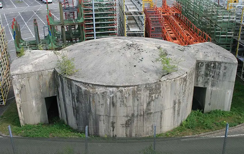 Der mittlerweile abgerissene Schellenberg-Bunker auf dem Stellplatz der VW Osnabrück Halle 81 im Jahr 2008.