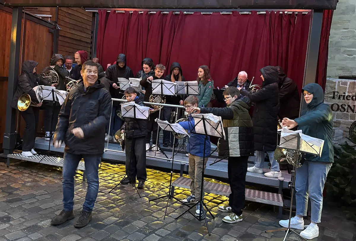 Heiko Maschmann von der Musik- und Kunstschule Osnabrück trotzte mit der Horngruppe dem Wetter