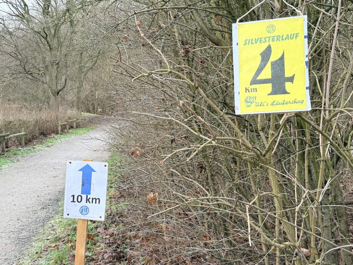 Markierungen für den OTB-Silversterlauf am Rubbenbruchsee