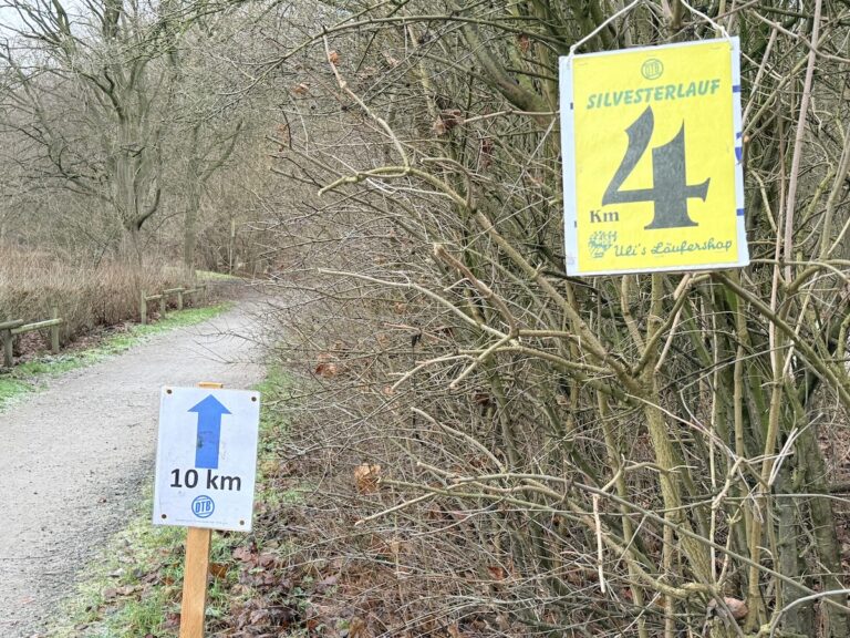 Markierungen für den OTB-Silversterlauf am Rubbenbruchsee in Weststadt