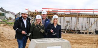 Haben gemeinsam die Zeitkapsel im Grundstein der neuen Michaelisschule eingemauert (von links): Maik Rupprecht (BKS Architekten), Ellen Ostermann (Leiterin Michaelisschule), Martin Klausing (Läer&Rahenbrock) und Bürgermeisterin Dagmar Bahlo. / Foto: Stadt Georgsmarienhütte/ Niklas Otten