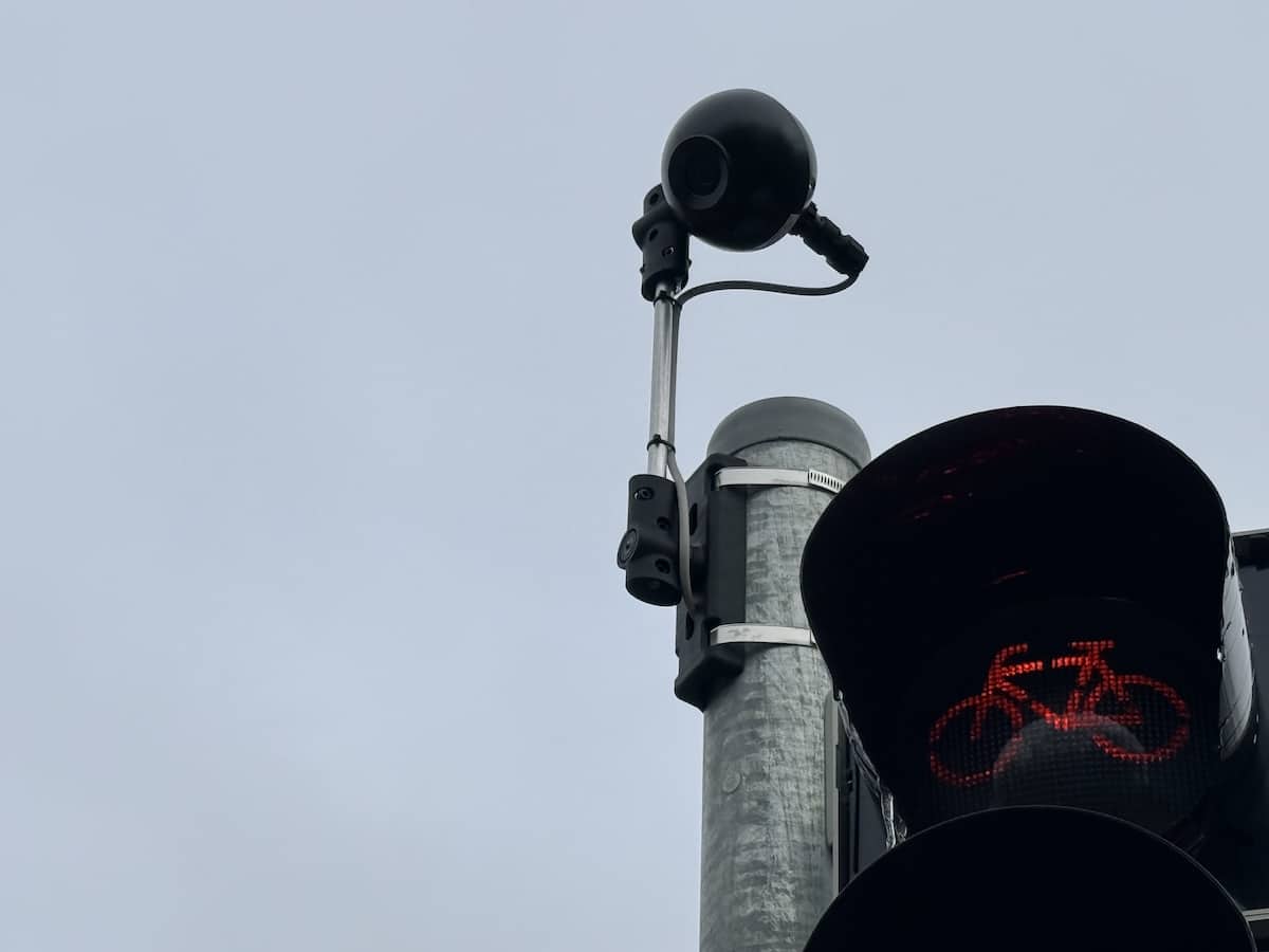 Handwerker sind gefragt: Eine Schraube durch Klemmhalterung und Rohr: und es verdreht sich nichts mehr