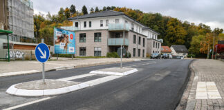 Die neu aufgebaute Querungshilfe auf der Karlstraße. Hier wurden Verbesserungen für Menschen mit Beeinträchtigungen umgesetzt. / Foto: Niklas Otten