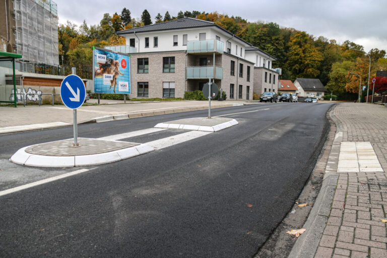 Die neu aufgebaute Querungshilfe auf der Karlstraße. Hier wurden Verbesserungen für Menschen mit Beeinträchtigungen umgesetzt. / Foto: Niklas Otten