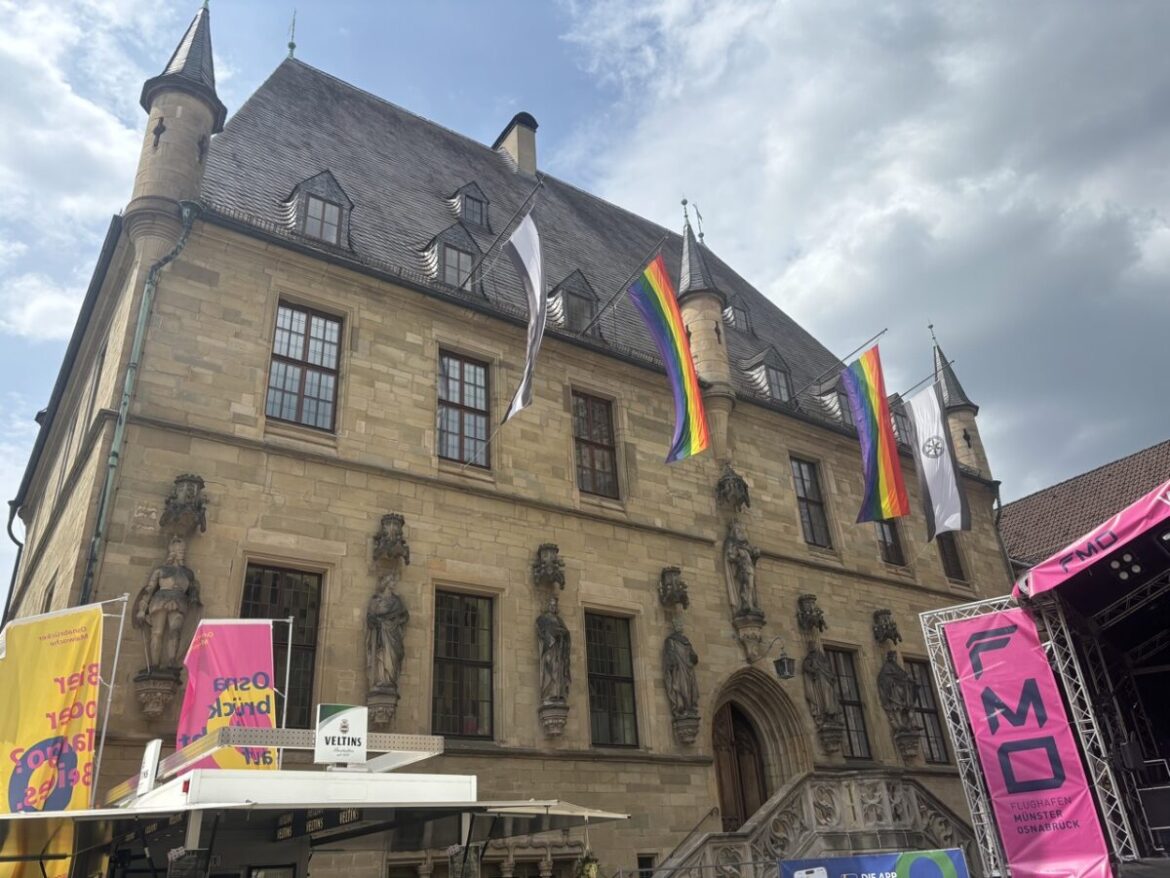 Regenbogenfahnen am Osnabrücker Rathaus