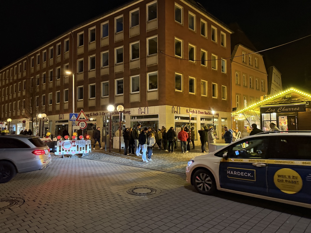 Geradeaus die "Terrorsperre", rechts geht es ungehindert auf den historischen Weihnachtsmarkt