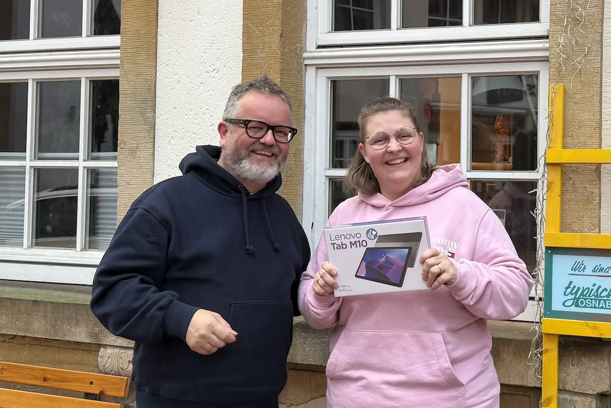 HASEPOST-Herausgeber Heiko Pohlmann mit Gewinnerin Saskia O'Connor