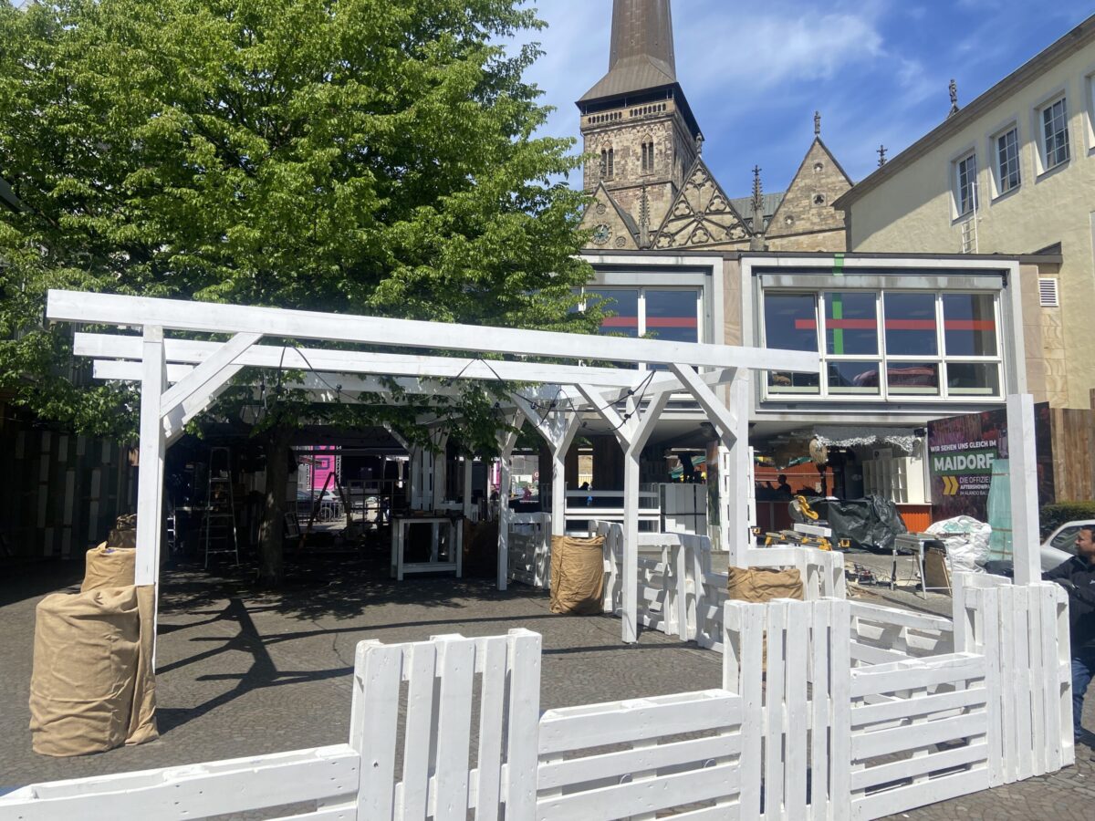 Wo früher das Maidorf war: Das ist neu vom Alando auf der Maiwoche Osnabrück 2025 Alando bietet Weingarten und Beer-Pong auf der Maiwoche 2025
