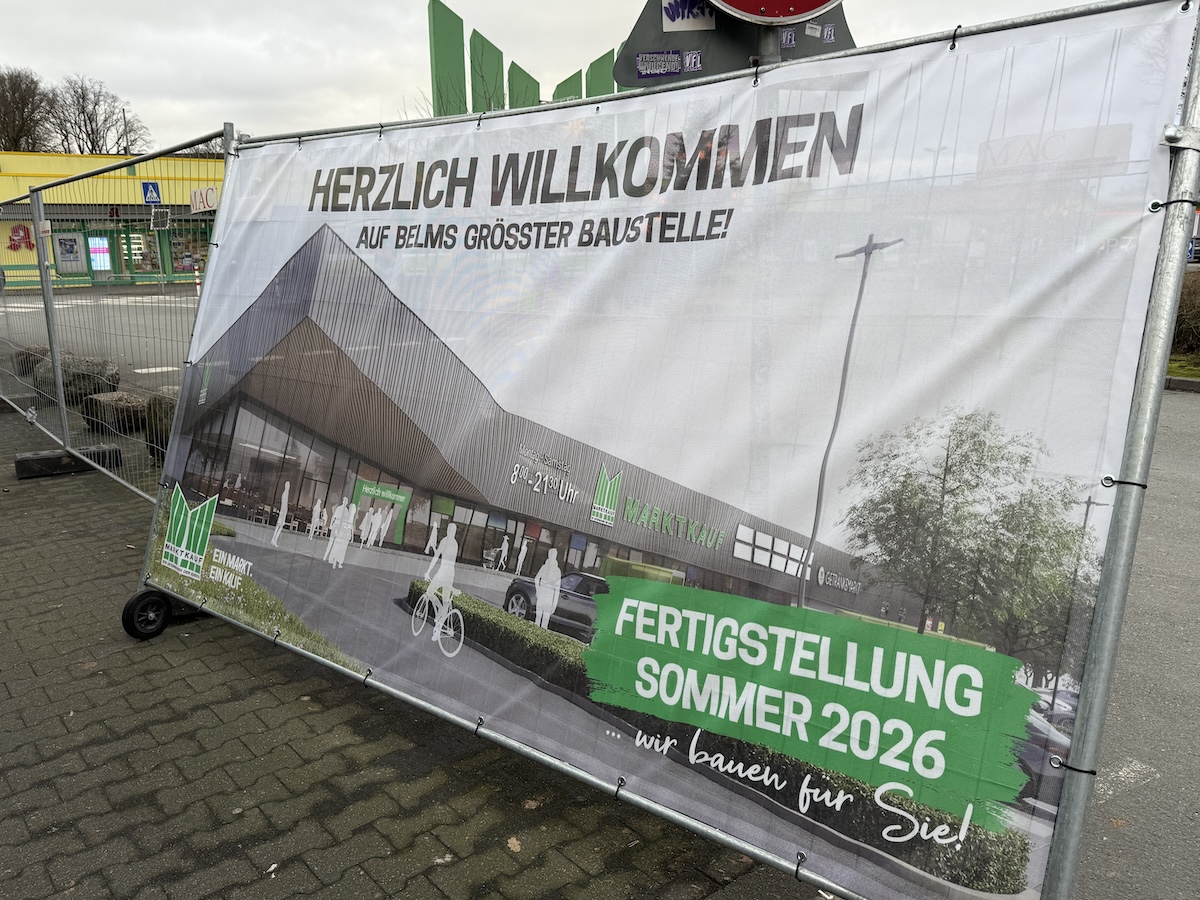 "Belms größte Baustelle", so ein Schild vor dem zum Abriss vorgesehenen alten Gebäude 