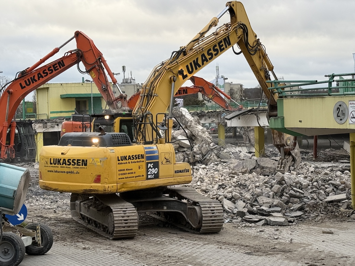 Bagger am alten Parkdeck des Marktkauf Belm