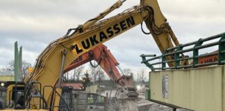 Bagger bearbeiten das alte Parkdeck des marktkauf Belm