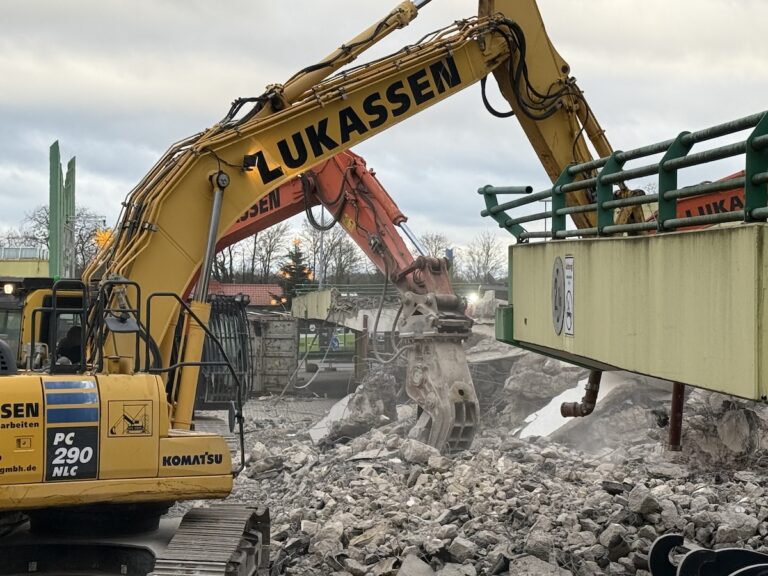 Bagger bearbeiten das alte Parkdeck des marktkauf Belm