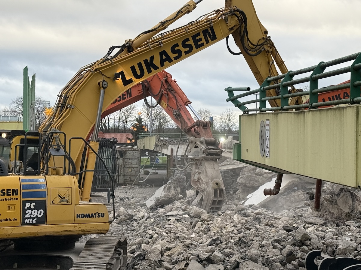 Bagger bearbeiten das alte Parkdeck des marktkauf Belm