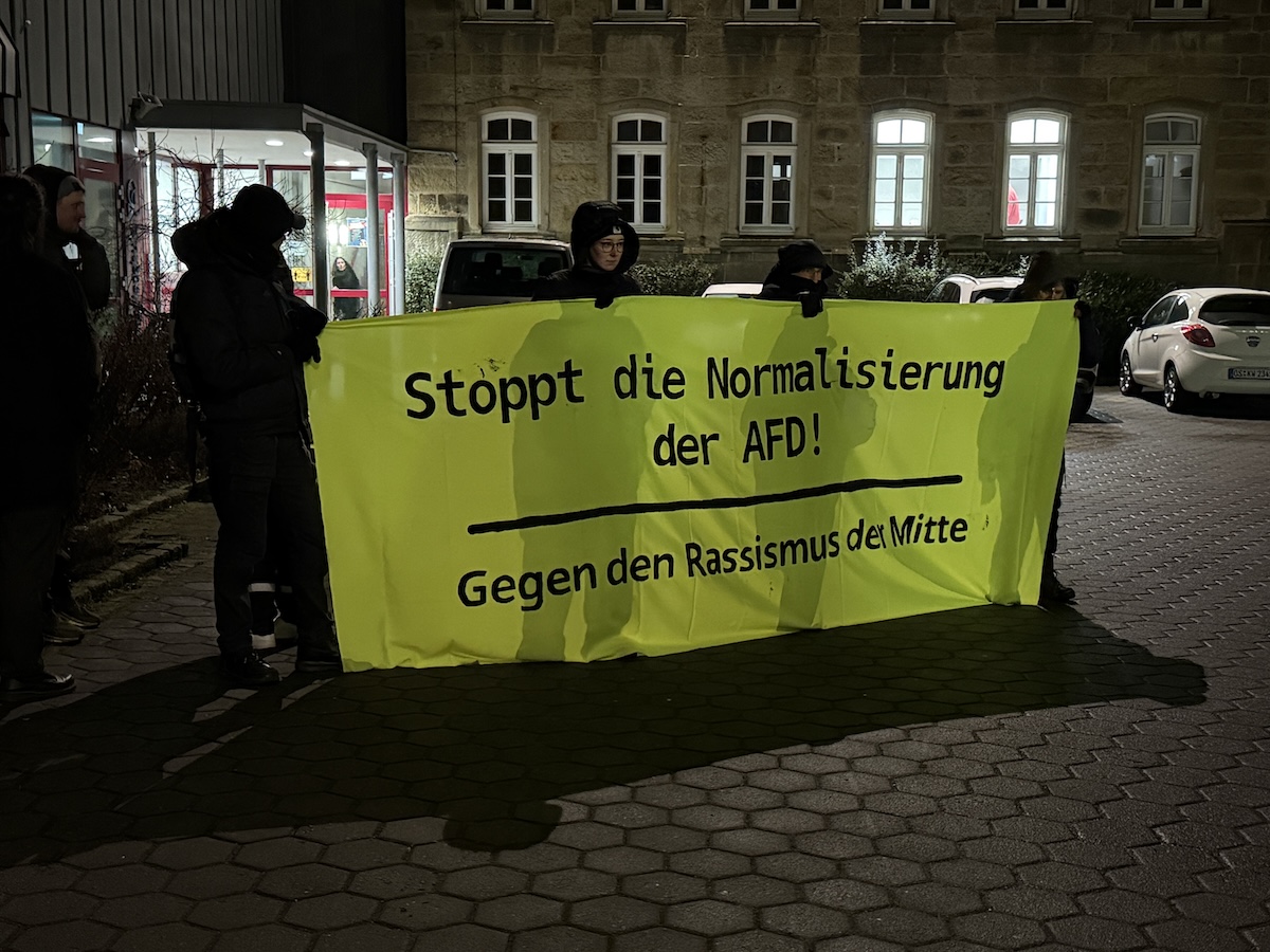 Überschaubarer Protest gegen die Teilnahme des AfD-Kandidaten an der Podiumsdiskussion der Angelaschule zur Bundestagswahl