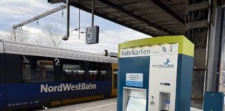 Fahrkartenautomat und Zug der Nordwestbahn. / Foto: Pohlmann