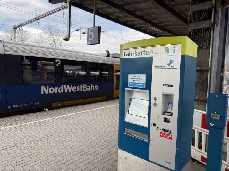 Fahrkartenautomat der Westfalenbahn und Zug der Nordwestbahn. / Foto: Pohlmann