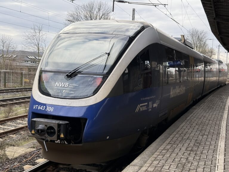 Zug der Nordwestbahn (NWB) am Hauptbahnhof Osnabrück in Osnabrück (Gesamtstadt)