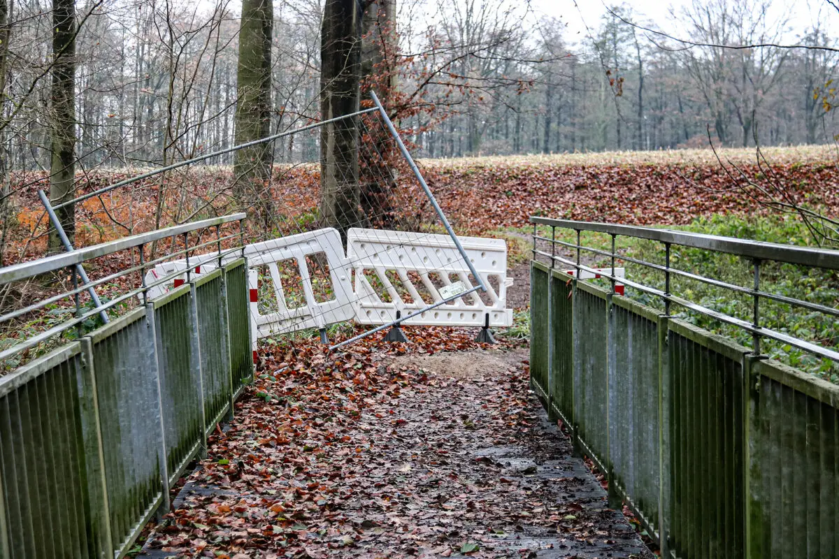 Das Betreten und Befahren der Brücke am Wiesengarten ist ausdrücklich verboten. / Foto: Niklas Otten