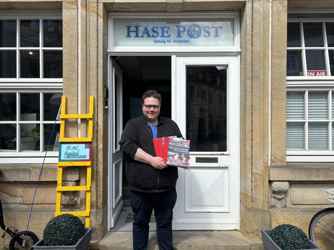 Dominik Lapp mit Buch. / Foto: Guss