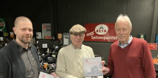 Die Buchübergabe „Melle in Bewegung“ vom Autor Bernd Meyer an Heiner Rössler, dem Mitbegründer und Chef des Automuseums Melle. Von links: Ralf Kruckemeyer (Herausgeber des Buches), Heiner Rössler und Bernd Meyer. / Foto: Karl-Heinz Jansen