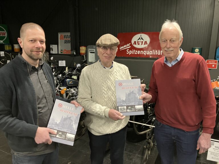 Die Buchübergabe „Melle in Bewegung“ vom Autor Bernd Meyer an Heiner Rössler, dem Mitbegründer und Chef des Automuseums Melle. Von links: Ralf Kruckemeyer (Herausgeber des Buches), Heiner Rössler und Bernd Meyer. / Foto: Karl-Heinz Jansen