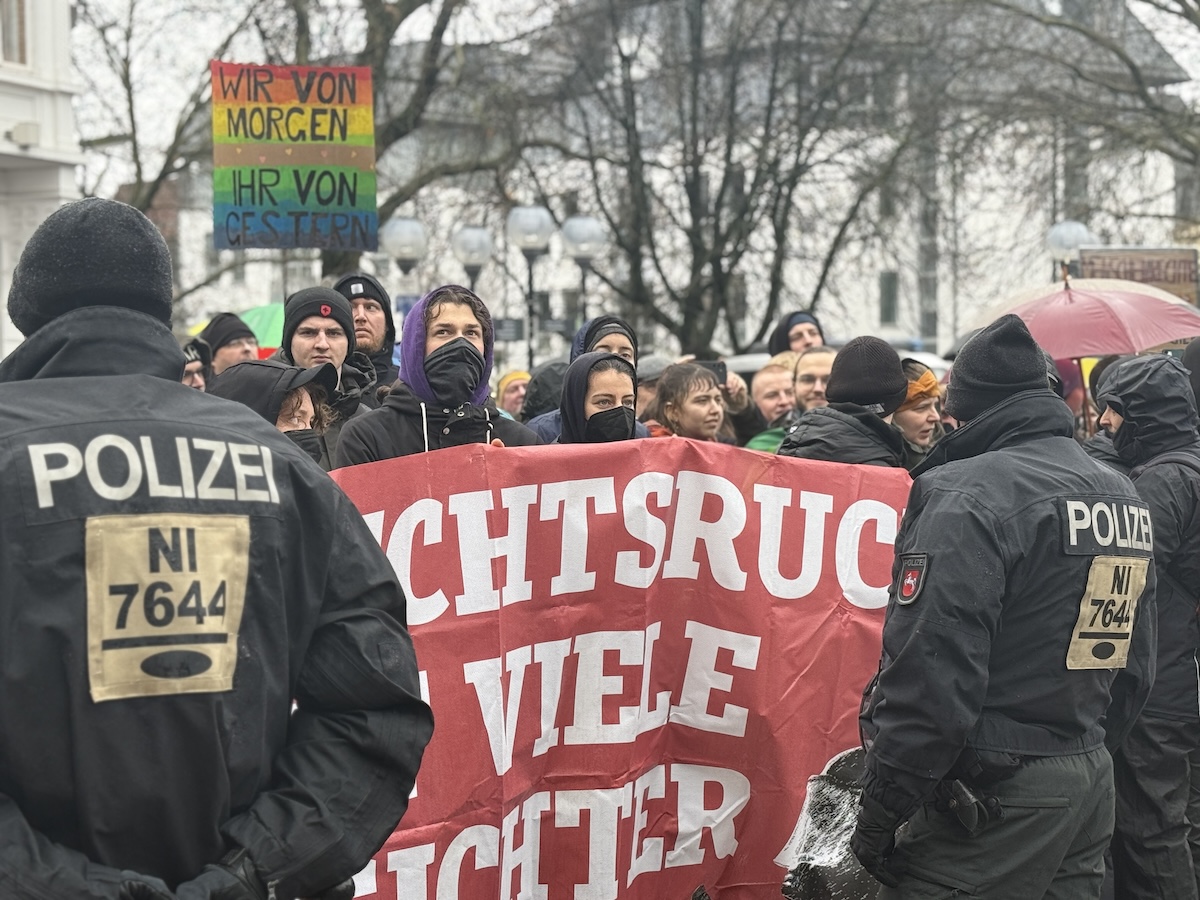 Bereitschaftspolizisten vor "Schwarzem Block" bei AfD-Gegendemo in Osnabrück am 25.01.2025 / Foto: Pohlmann