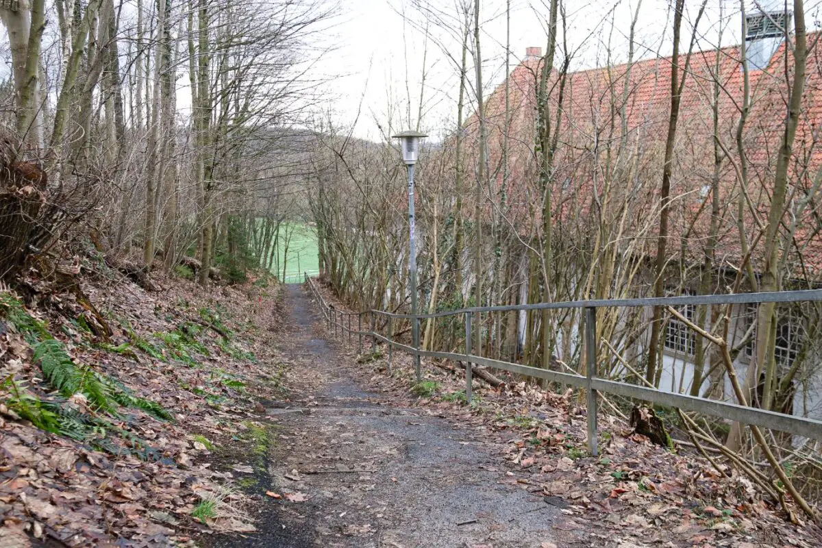 Wird für die Dauer der Sanierung und Erweiterung der „Alte Wanne“ gesperrt: der Verbindungsweg zwischen dem Sport- und Freizeitareal Rehlberg sowie dem Kunstrasenplatz „Hochstraße“ und dem denkmalgeschützten Gebäude. / Foto: Stadt Georgsmarienhütte/ Niklas Otten