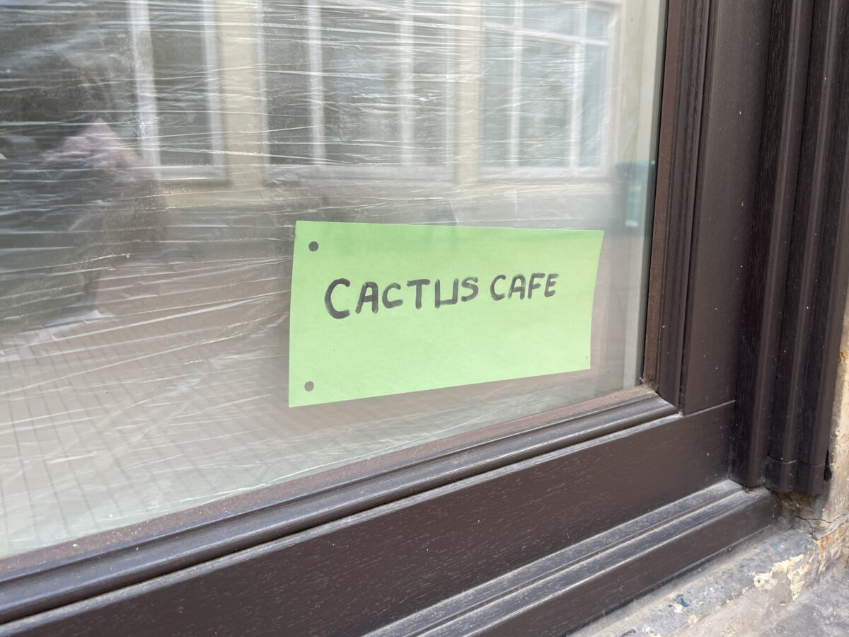 In der Ecke eines Fensters wird angekündigt, was in der Heger Straße entstehen soll. / Foto: Dominik Lapp