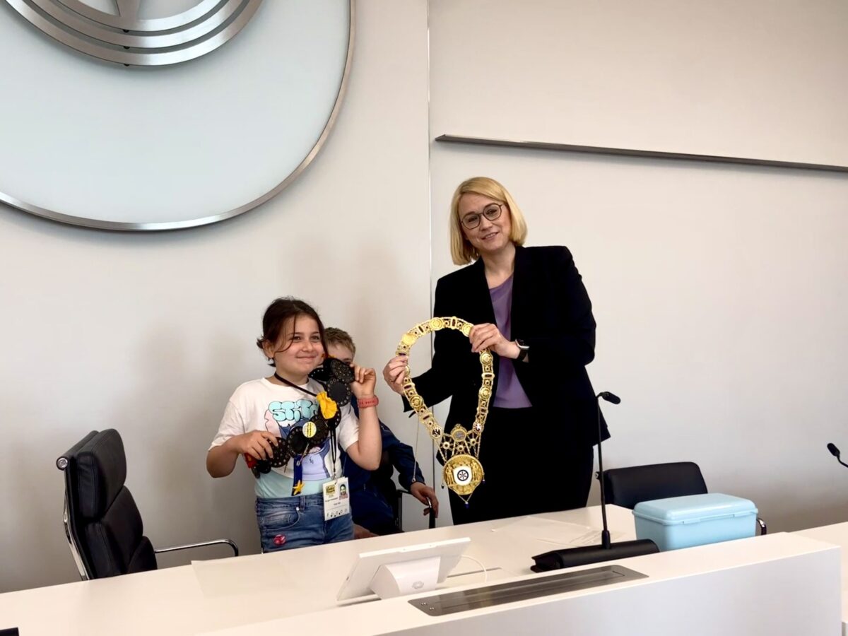 Kinder-OB und OB Potter zeigen ihre Amtsketten