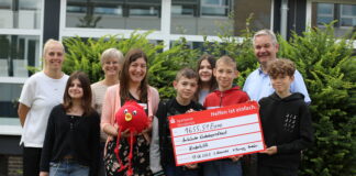 Läuferinnen und Läufer - inklusive Scheckübergabe an Frau Wichmann, die stellvertretend für den ambulanten Kinderhospizdiensr zu Besuch kam