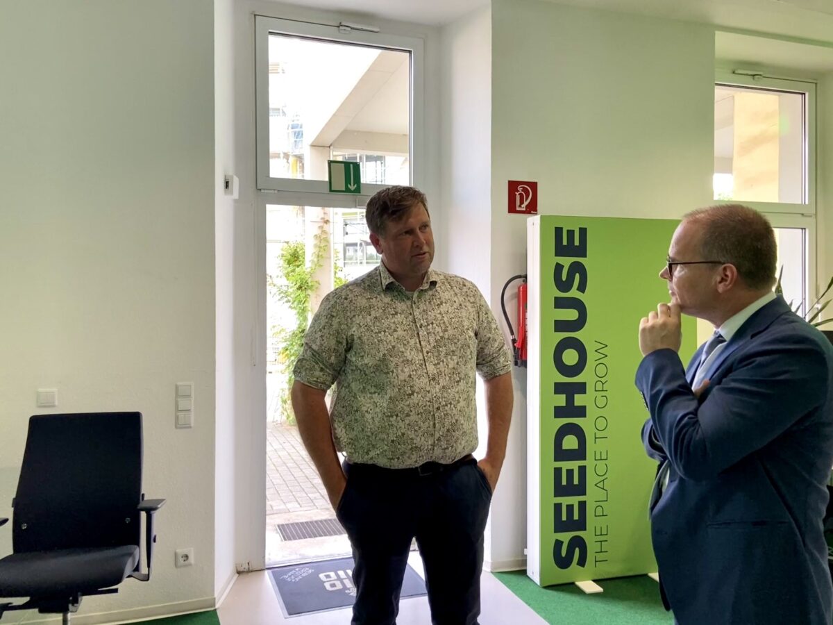 Die vorläufigen Start-ups des Seedhouse Incubator stellen Minister Tonne ihre Gründungen vor.