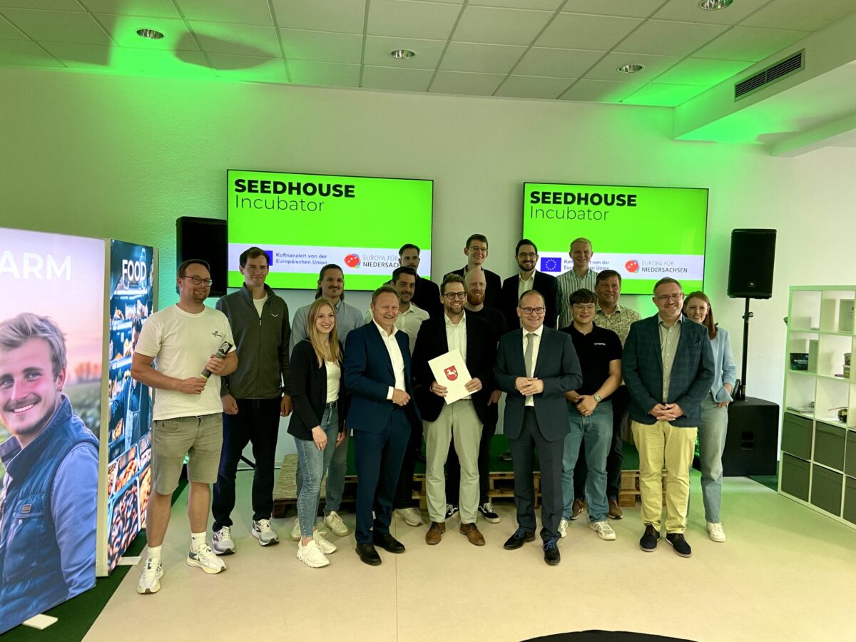 Das Team vom Seedhouse, die Gründer und Niedersachsens Wirtschaftsminister Tonne.