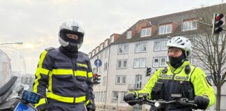 Motorrad-Polizist und Polizistin der Fahrradstaffel Osnabrück