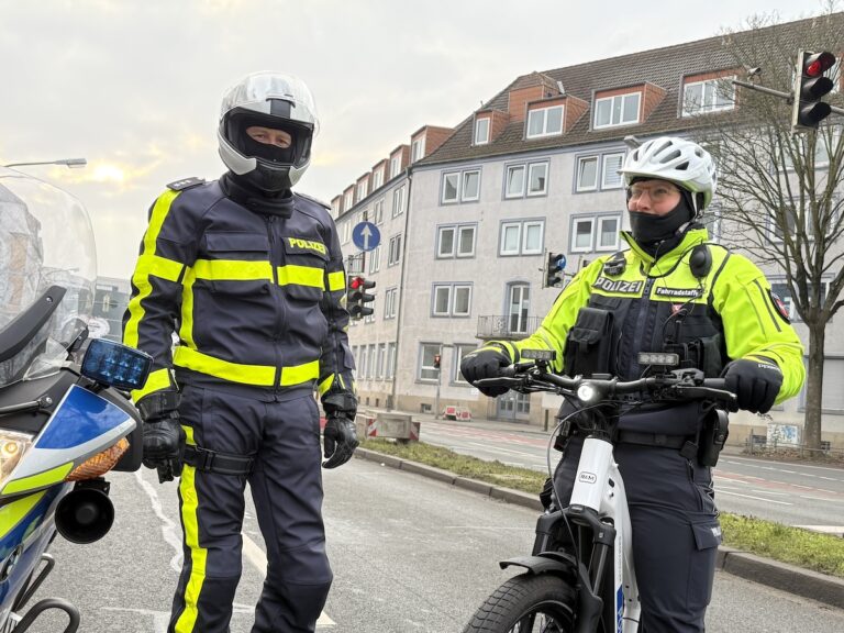 Motorrad-Polizist und Polizistin der Fahrradstaffel Osnabrück