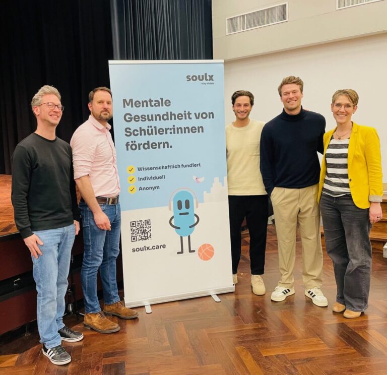 Von links nach rechts: Beratungslehrer Peter Schneppat, Schulleiter Nils Fischer, die SoulX-Gründer Milas Weber und Leon Bernstein sowie die stellvertretende Schulleiterin Tanja Bongalski.