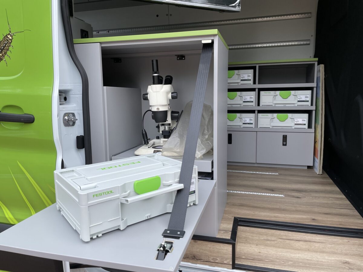 Auch ein Binokular gehört zur Ausstattung des "Grashüpfers". / Foto: Dominik Lapp