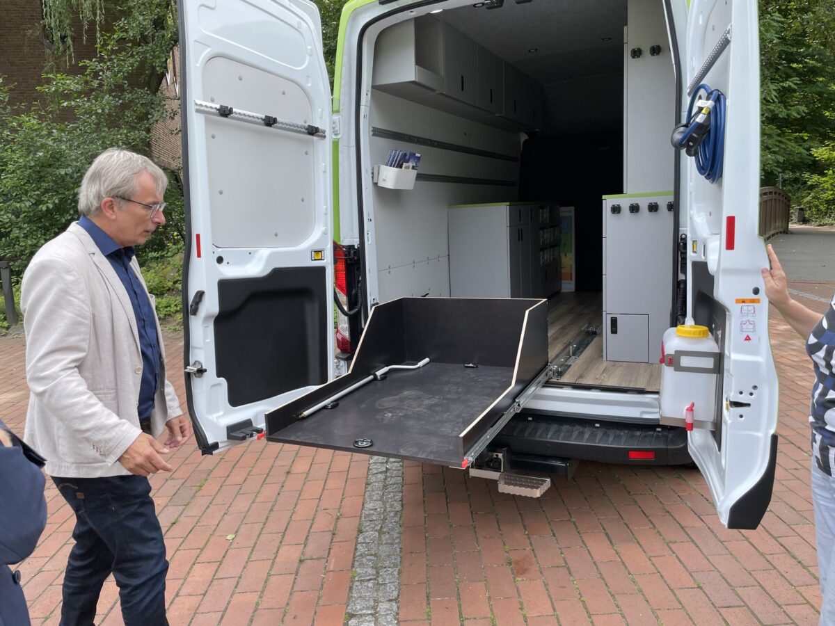 Museumsdirektor Norbert Niedernostheide zeigt, wie geräumig der "Grashüpfer" ist. / Foto: Dominik Lapp