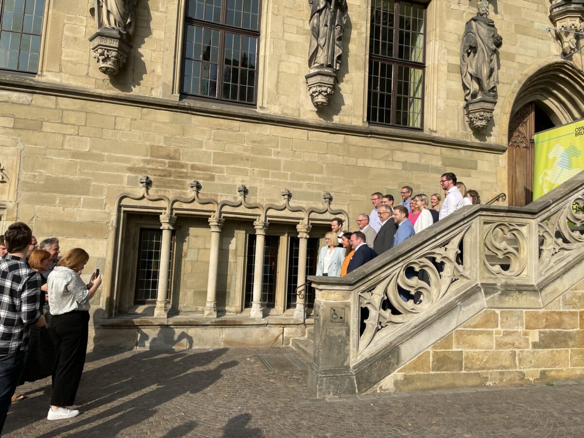 Für die Presse ließen sich die Veranstalter des Tages der Niedersachsen auf der Rathaustreppe in Osnabrück fotografieren. / Foto: Dominik Lapp