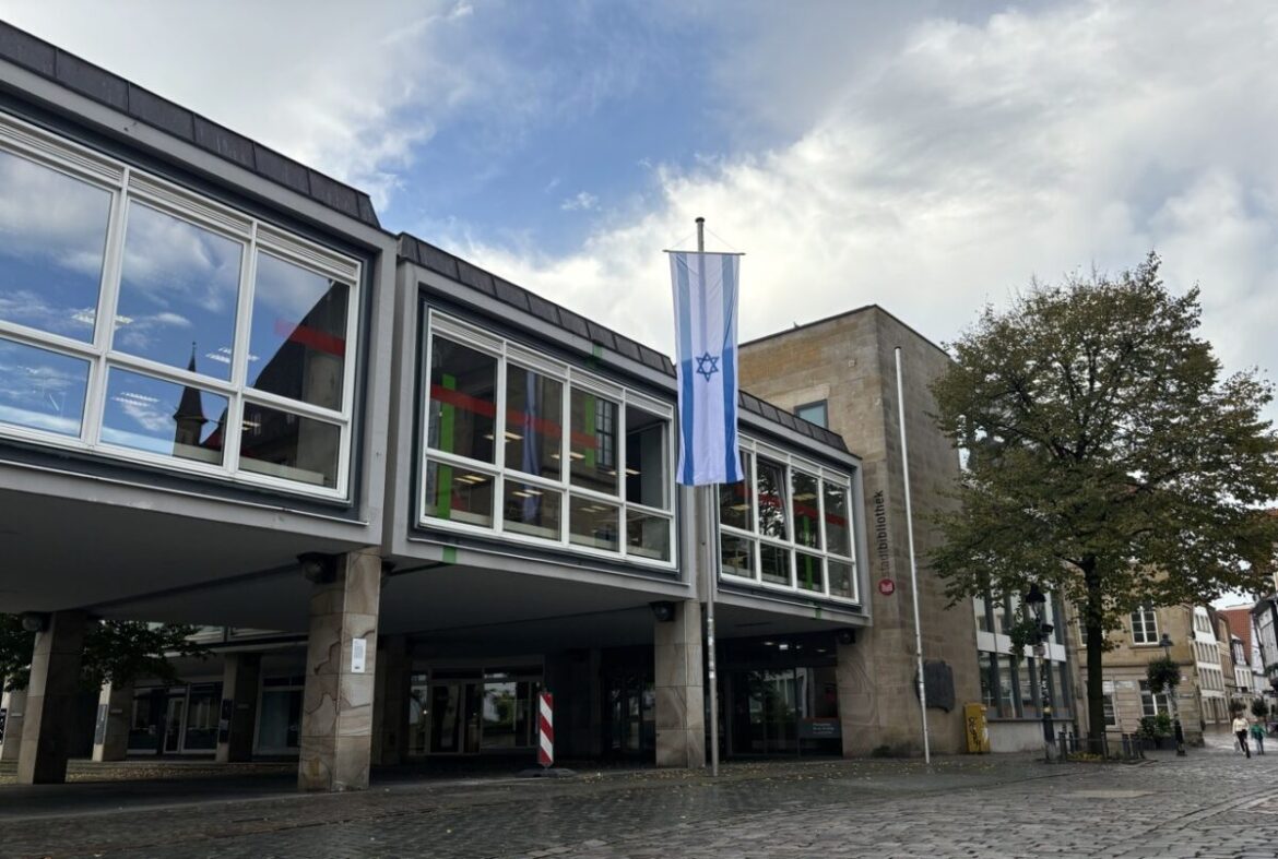 Israel-Flagge vor der Stadtbibliothek Osnabrück