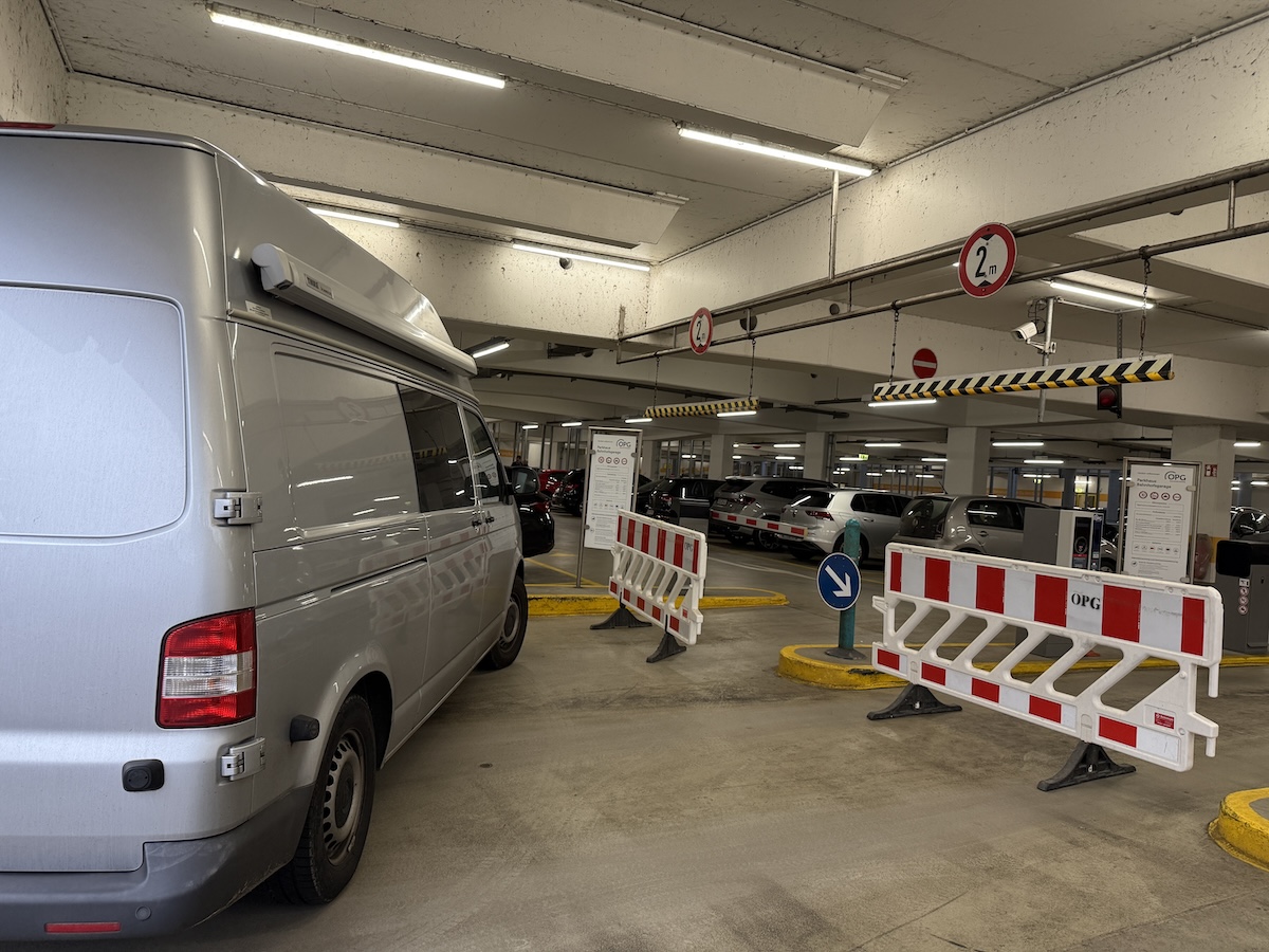 Nach Parkhausbrand: Jetzt werden die Parkplätze am Hauptbahnhof Osnabrück knapp Am Tag nach dem Brand war die Spurensicherung der Kriminalpolizei in der Bahnhofsgarage tätig